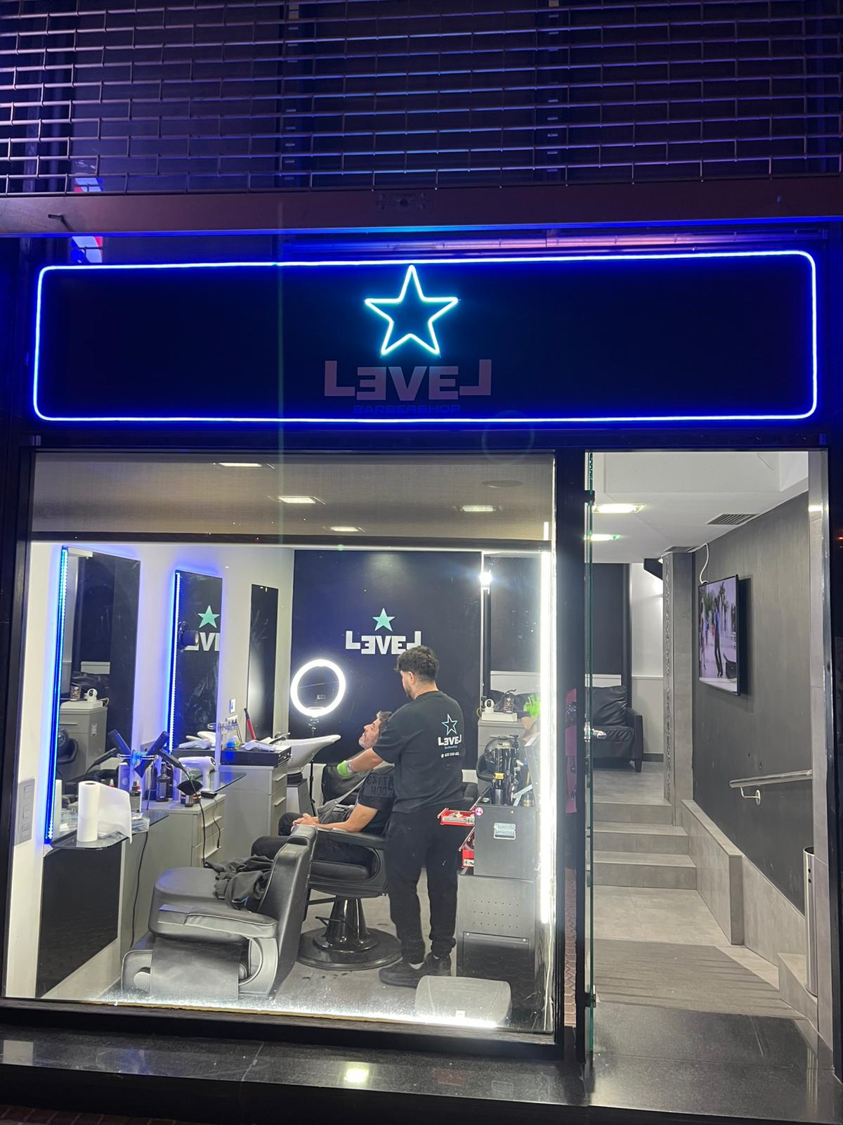 Rótulo Level Barbershop — neón azul instalado por Yoka Rótulos